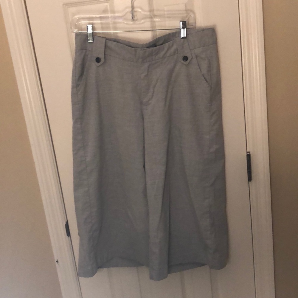Women’s Sz 12M Riders Gray Stretch Capris